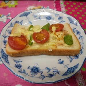 オイルサーディンとパプリカトマトのチーズトースト